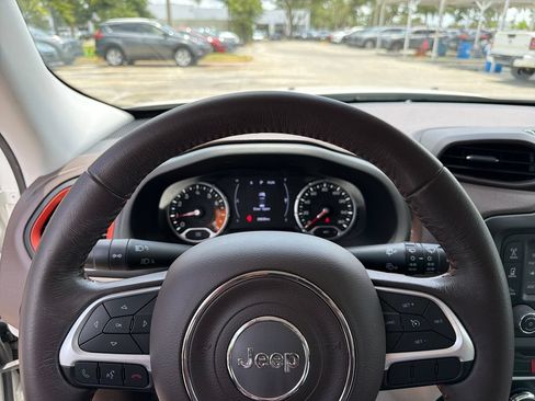 Used 2017 Jeep Renegade Latitude FWD image 19