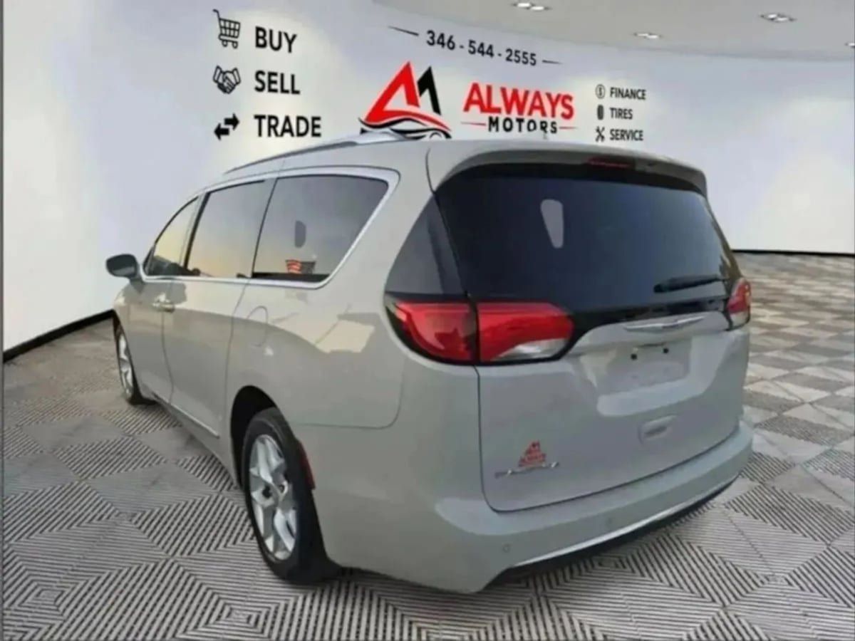 Used 2020 Chrysler Pacifica Touring-L Plus w/ Tire & Wheel Group FWD image 2