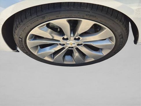 Used 2018 Chevrolet Malibu Premier w/ Premier Sun and Wheel Package FWD image 10