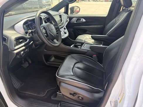 Used 2025 Chrysler Pacifica Limited FWD image 14