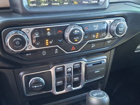 Used 2020 Jeep Wrangler Unlimited Sahara AWD/4WD image 15