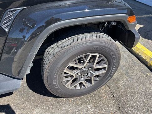 Used 2025 Jeep Wrangler Sahara image 7