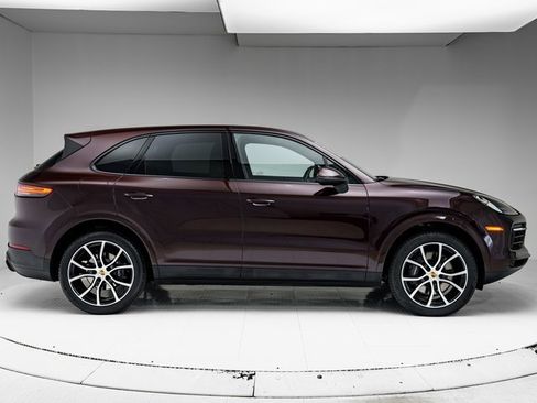Certified 2023 Porsche Cayenne Platinum Edition image 33