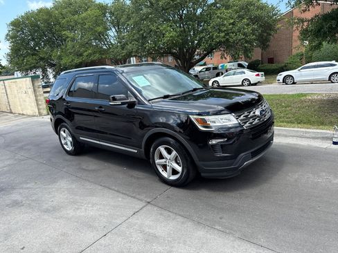 Used 2018 Ford Explorer XLT w/ Equipment Group 202A FWD image 2