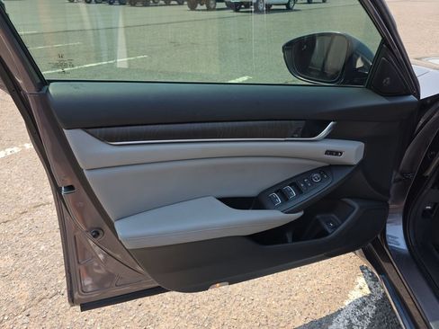 Used 2018 Honda Accord Touring image 12