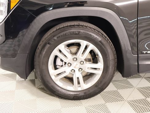 Used 2024 GMC Terrain SLE w/ Driver Convenience Package FWD image 17