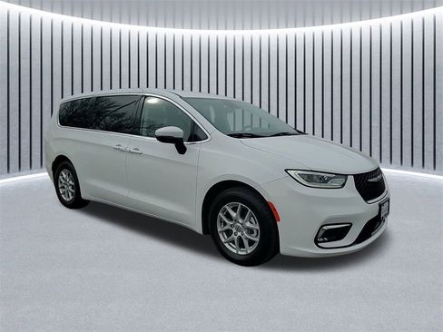 Used 2023 Chrysler Pacifica Touring-L image 3