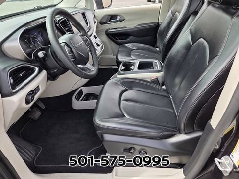 Used 2023 Chrysler Pacifica Touring-L FWD image 9