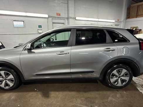 Used 2022 Kia Niro LX image 2