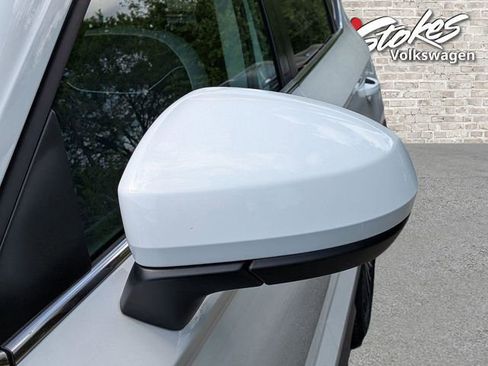 Used 2025 Volkswagen Taos SE FWD image 8