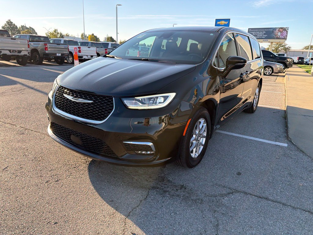 Used 2025 Chrysler Pacifica Select FWD image 7