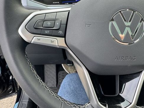 Used 2025 Volkswagen Taos SE w/ Panoramic Sunroof Package image 23