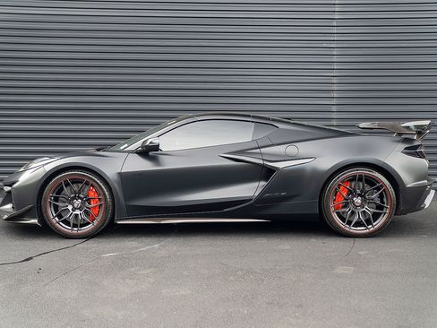 Used 2023 Chevrolet Corvette Z06 w/ Z07 Performance Package RWD image 2