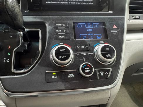 Used 2015 Toyota Sienna LE FWD image 43