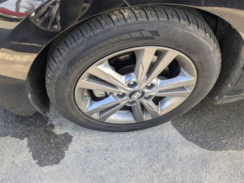 Used 2017 Hyundai Elantra SE w/ SE A/T Tech Package 03 image 3