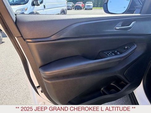 Used 2025 Jeep Grand Cherokee L Laredo AWD/4WD image 15