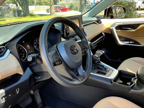 Used 2021 Toyota RAV4 LE image 14