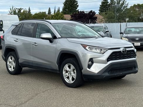 Used 2021 Toyota RAV4 XLE AWD/4WD image 3