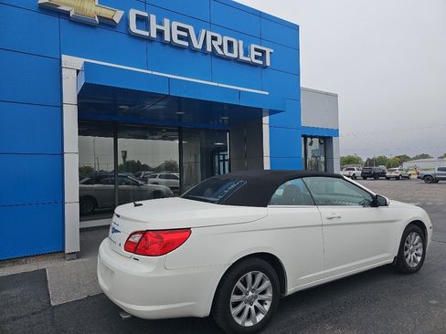 Used 2010 Chrysler Sebring Touring FWD image 3