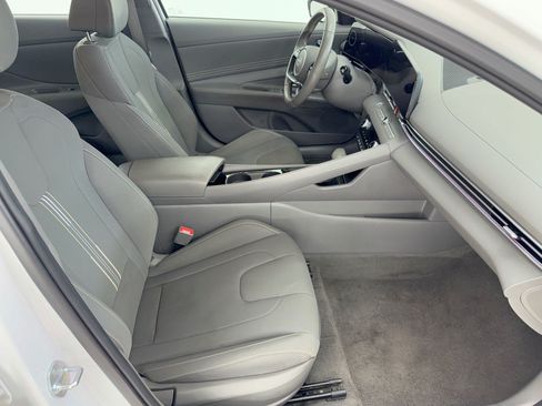 Used 2025 Hyundai Elantra SEL FWD image 29