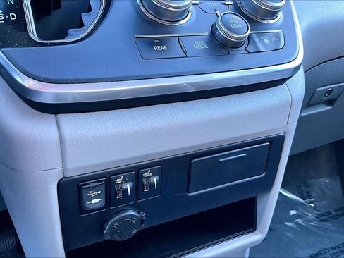 Used 2017 Toyota Sienna XLE image 35