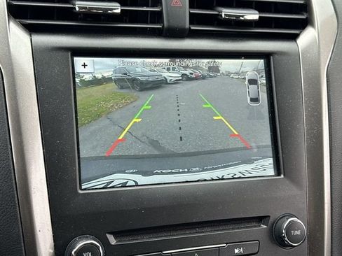 Used 2018 Ford Fusion SE w/ Fusion SE Technology Package image 19