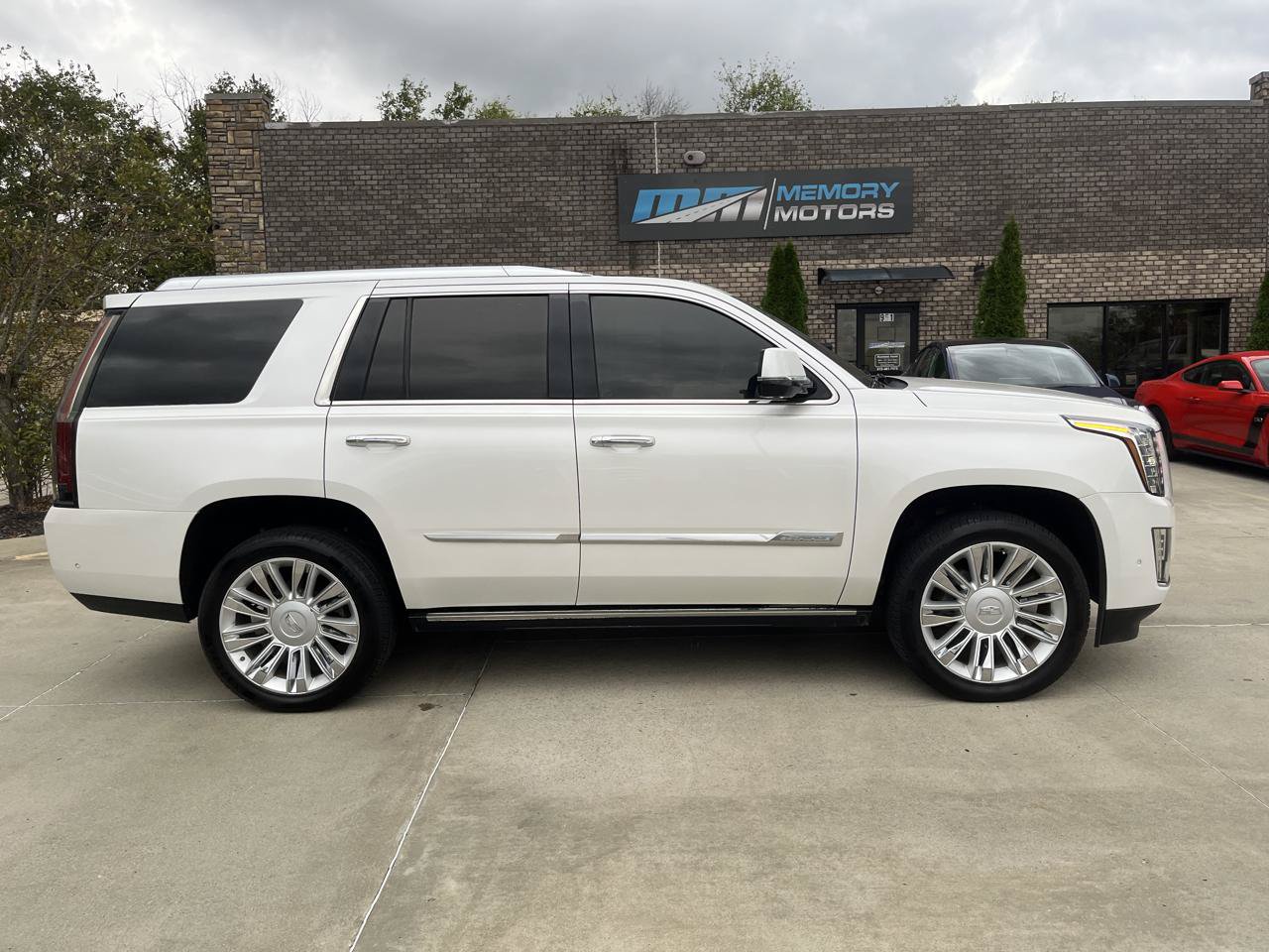 Used 2019 Cadillac Escalade Platinum AWD/4WD image 4