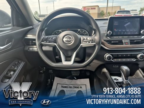 Used 2025 Nissan Altima 2.5 SV FWD image 13