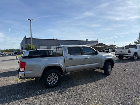 Used 2017 Toyota Tacoma SR5 w/ Tow Package RWD image 6