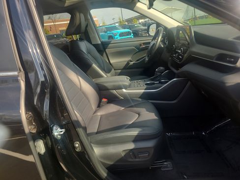 Used 2023 Toyota Highlander XLE image 18