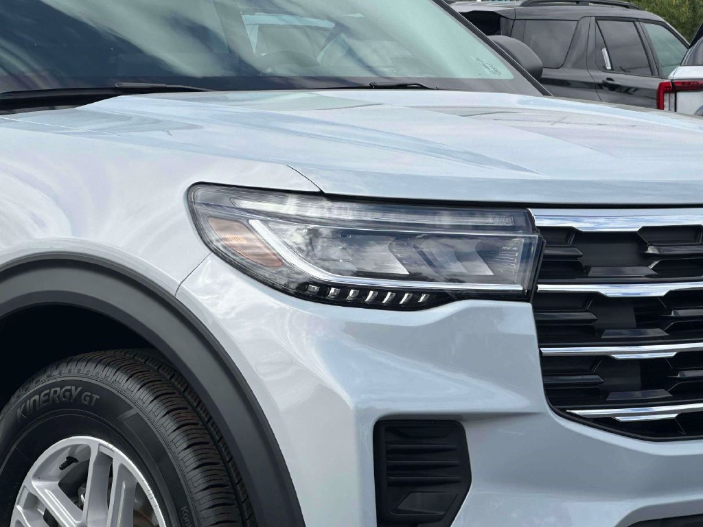Used 2026 Ford Explorer Active AWD/4WD image 8