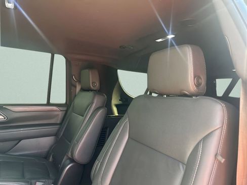 Used 2024 Chevrolet Suburban Z71 w/ Luxury Package AWD/4WD image 19