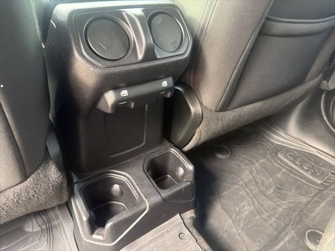 Used 2018 Jeep Wrangler Unlimited Sport S AWD/4WD image 32