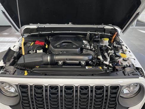 Used 2025 Jeep Wrangler Sport S image 36