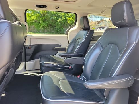 Used 2023 Chrysler Pacifica Limited FWD image 16