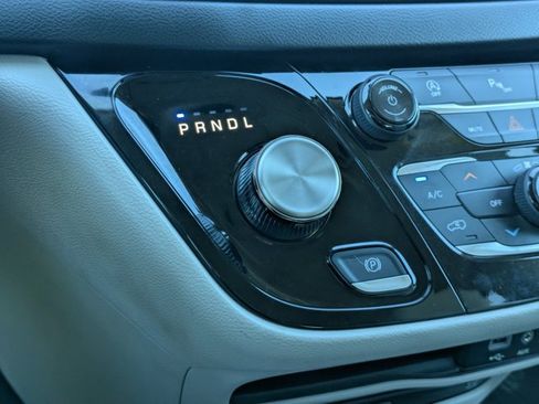 Used 2019 Chrysler Pacifica Touring-L Plus FWD image 13