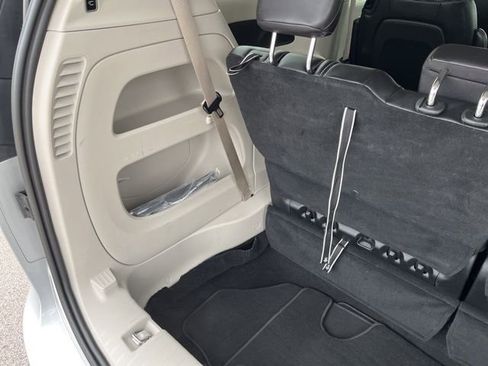 Used 2024 Chrysler Pacifica Touring-L image 28