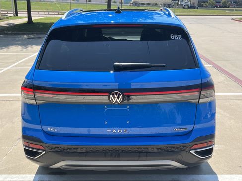 Certified 2025 Volkswagen Taos SEL image 9