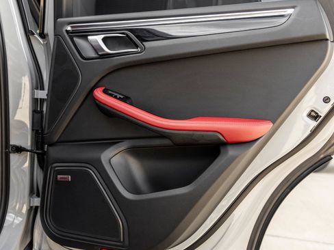 Certified 2025 Porsche Macan AWD/4WD image 33