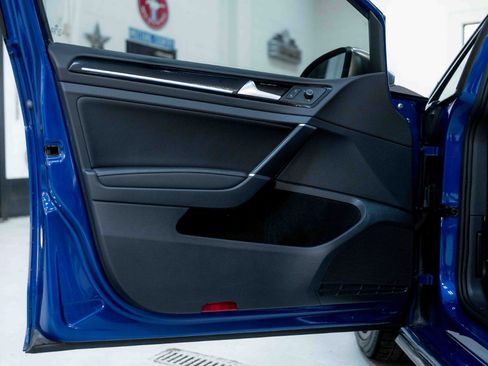 Used 2018 Volkswagen Golf R 4-Door image 34