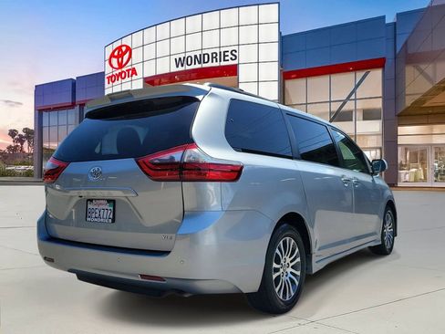 Used 2020 Toyota Sienna XLE w/ XLE Navigation Package FWD image 7