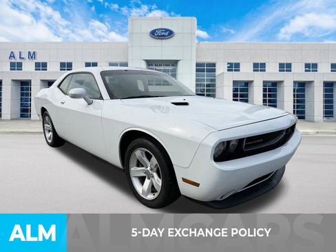 Used 2013 Dodge Challenger SXT image 3