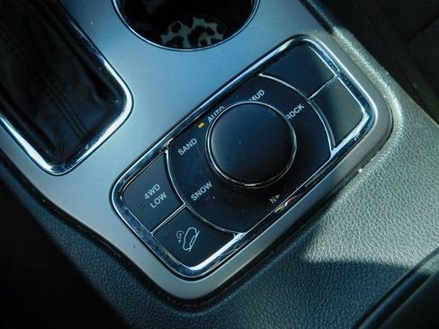 Used 2019 Jeep Grand Cherokee Laredo image 18