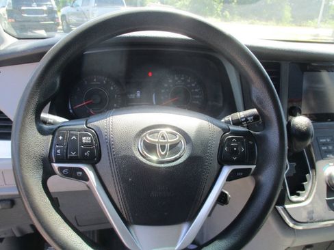 Used 2017 Toyota Sienna LE FWD image 17