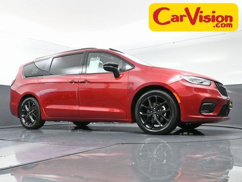 Used 2025 Chrysler Pacifica Limited image 54