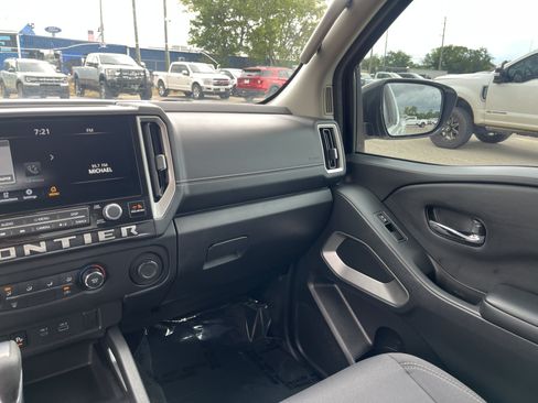 Used 2025 Nissan Frontier SV RWD image 31