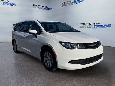 Used 2023 Chrysler Voyager LX FWD image 3