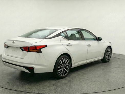 Used 2025 Nissan Altima 2.5 SV image 9