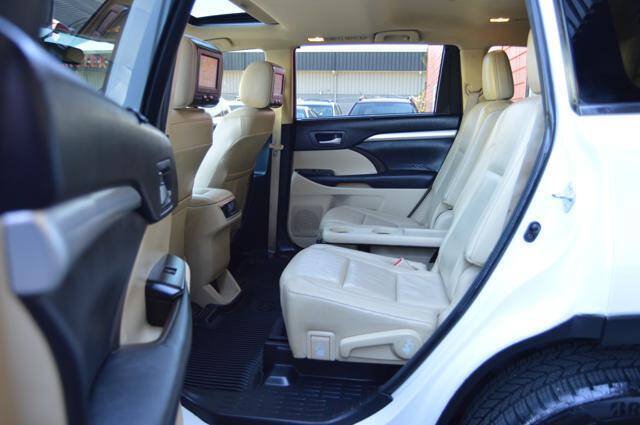 Used 2015 Toyota Highlander XLE FWD image 12