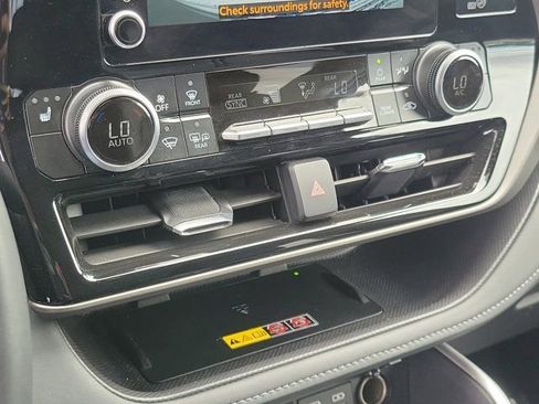 Used 2025 Toyota Highlander XLE FWD image 27